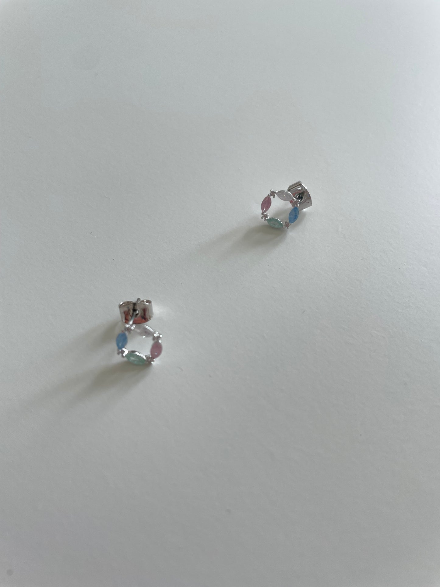 迷你彩色圓圈耳環